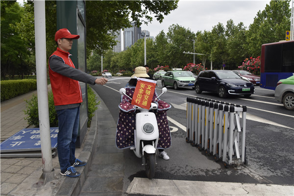 开展文明交通活动   助力文明城市建设——亚搏-亚搏（中国）一站式服务官方网站积极开展“文明交通”志愿服务活动